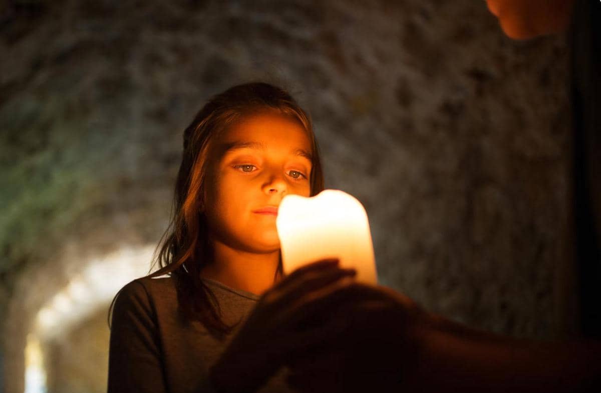 ilustrasi seorang anak memegang lilin