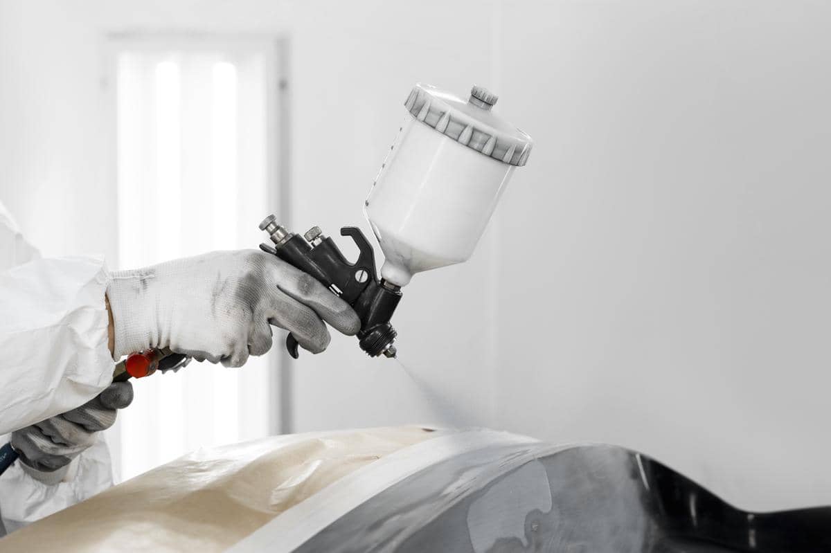 Ilustrasi perbaikan cat mobil akibat goresan