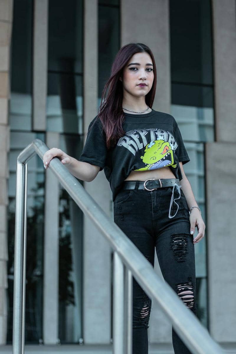 ilustrasi mengenakan t-shirt