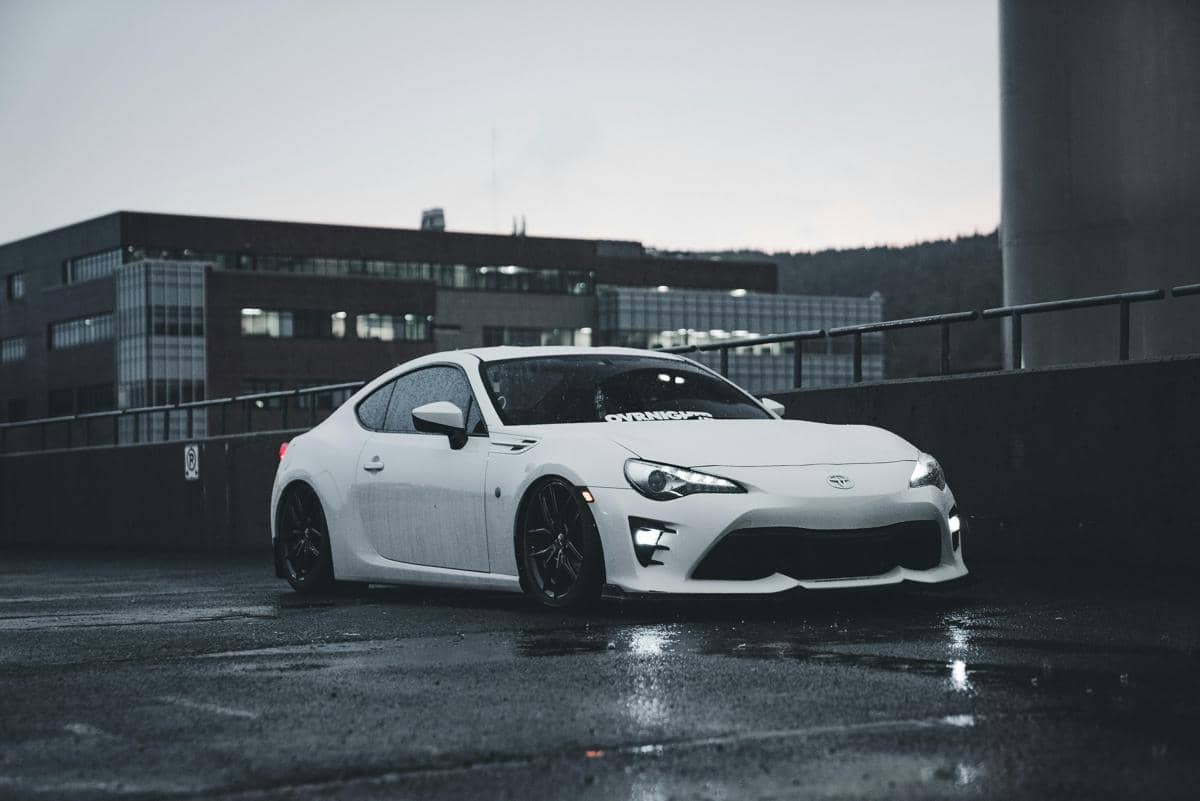 ilustrasi mobil kehujanan 