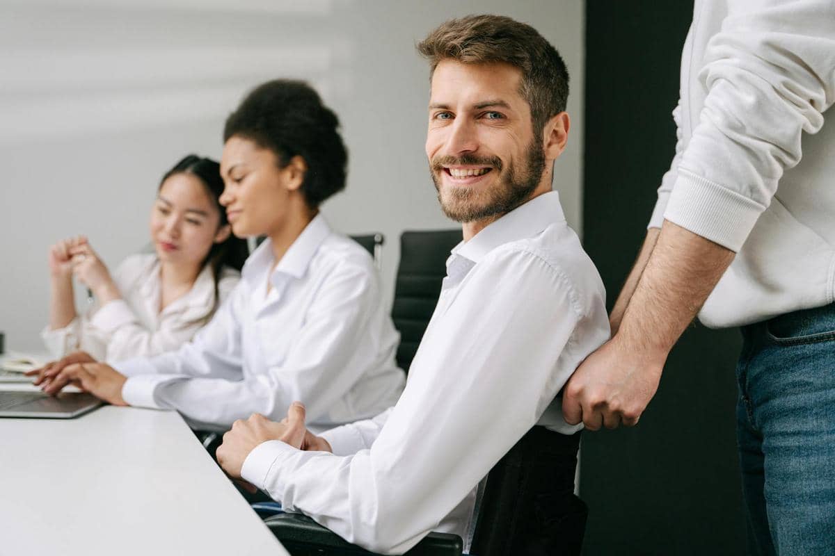 seorang pekerja pria yang tersenyum