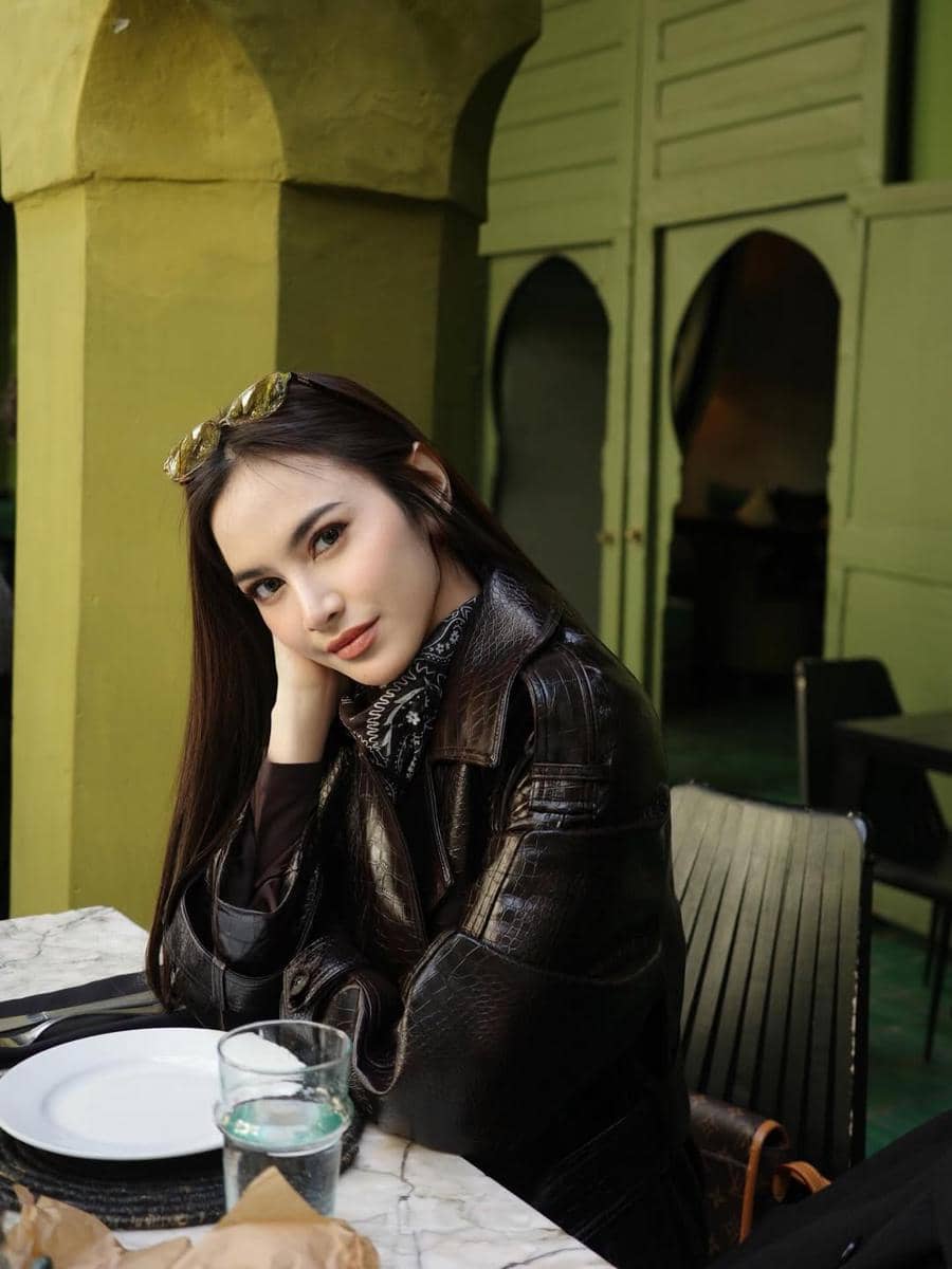 Mahalini berbalut leather coat saat momong Selina