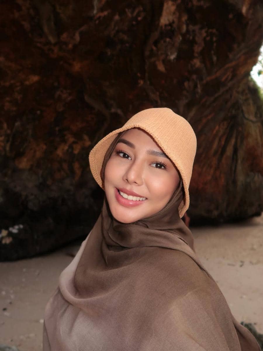 Dara Arafah Main di Pantai Suluban, Bali.