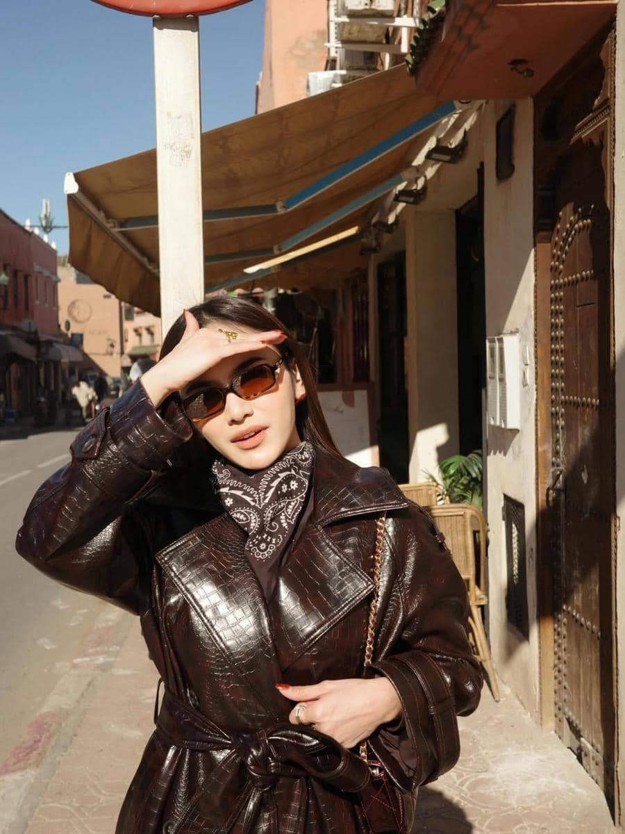 Mahalini berbalut leather coat saat momong Selina