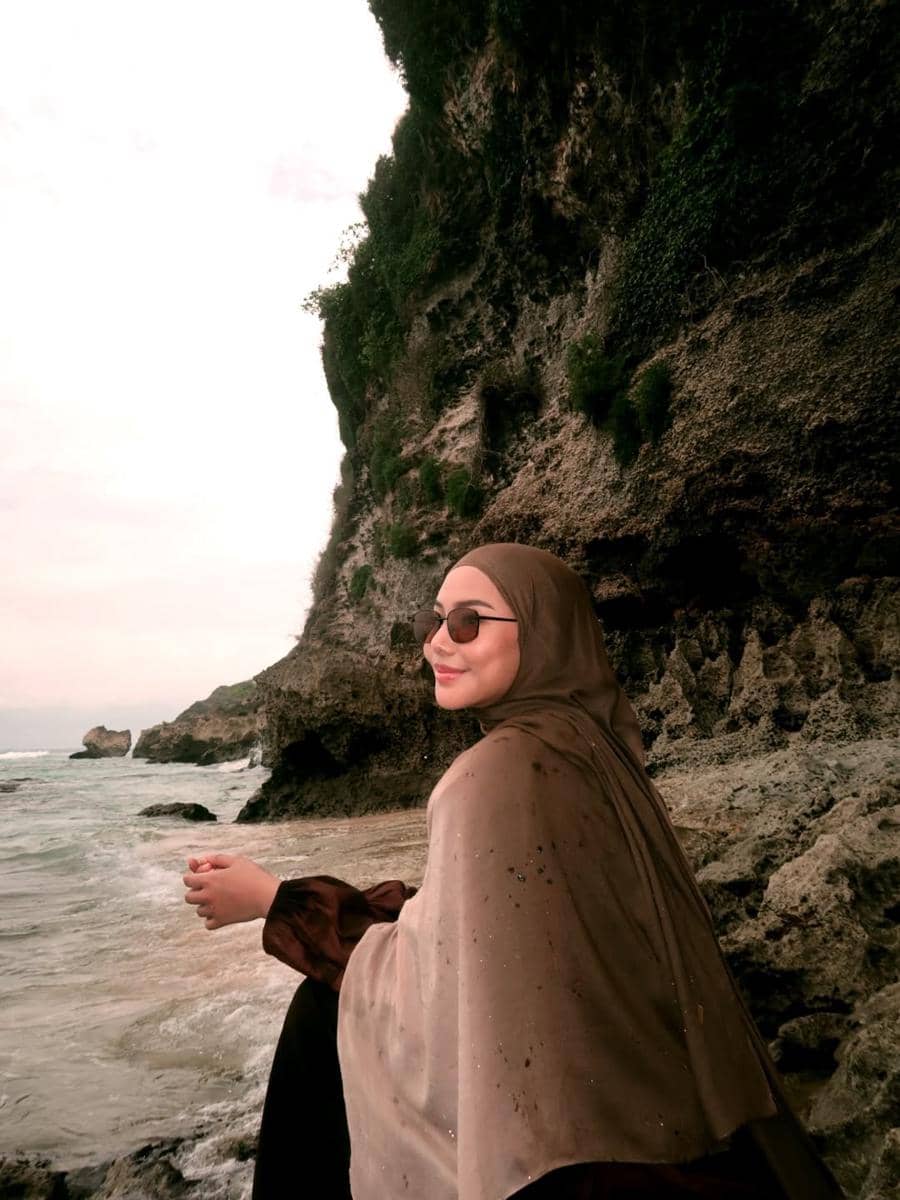 Dara Arafah Main di Pantai Suluban, Bali.