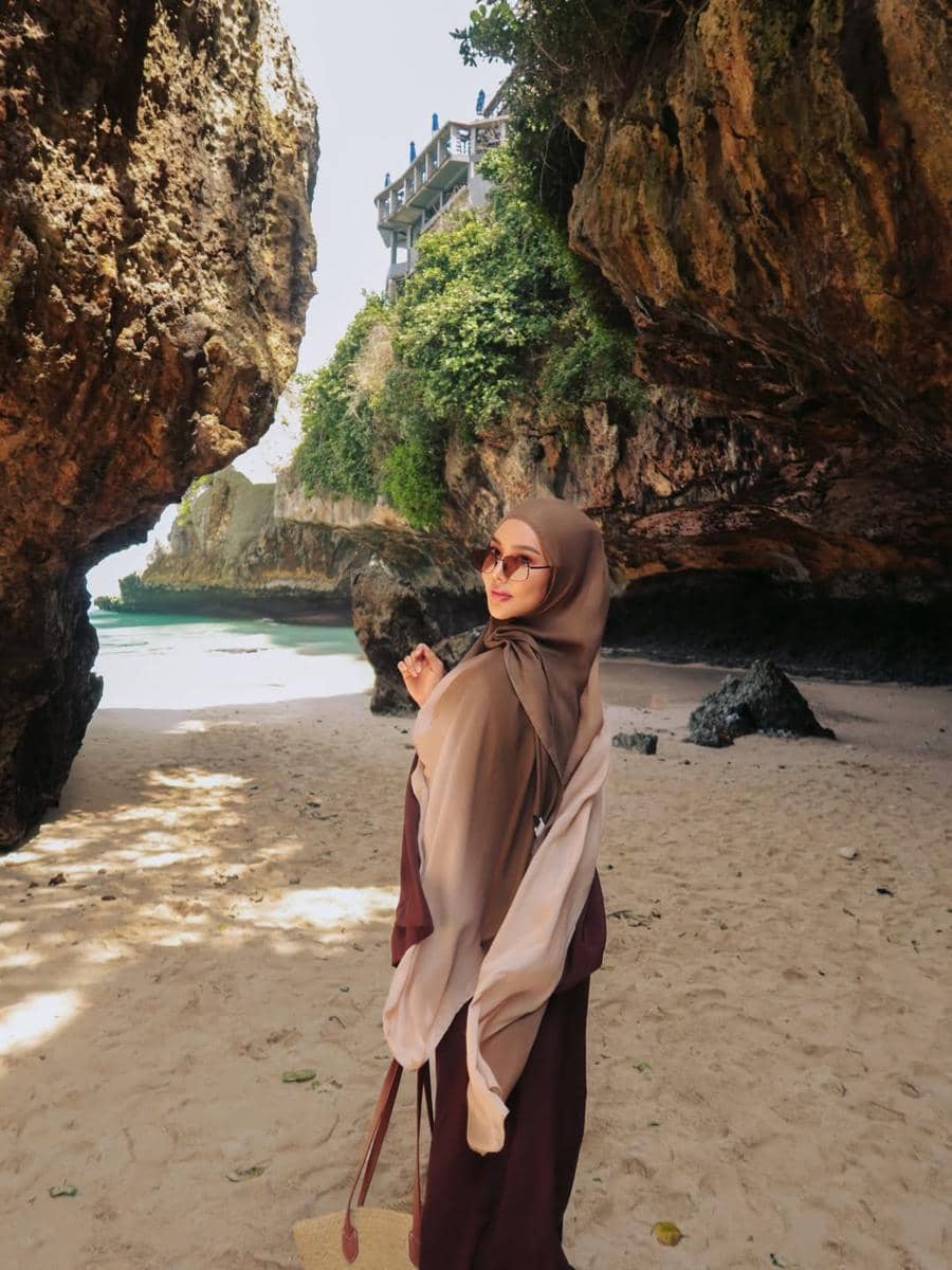 Dara Arafah Main di Pantai Suluban, Bali.