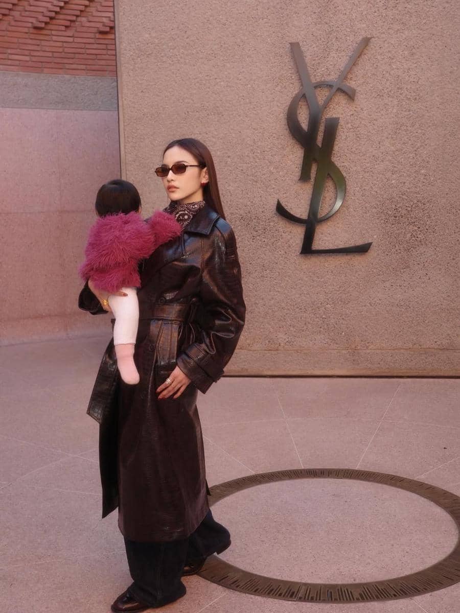 Mahalini berbalut leather coat saat momong Selina