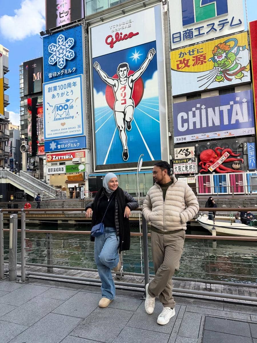 Keluarga Meisya Siregar jalan-jalan di Dotonbori.