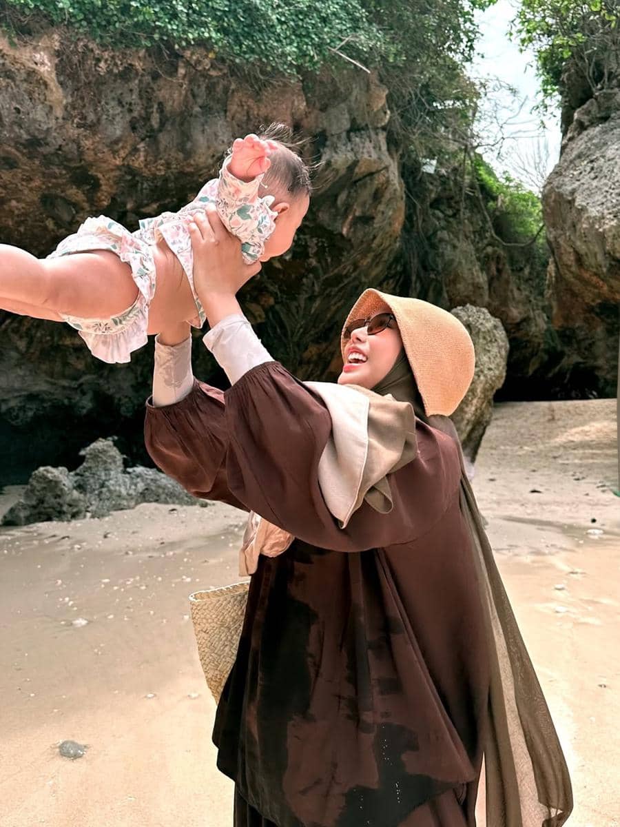 Dara Arafah Main di Pantai Suluban, Bali.