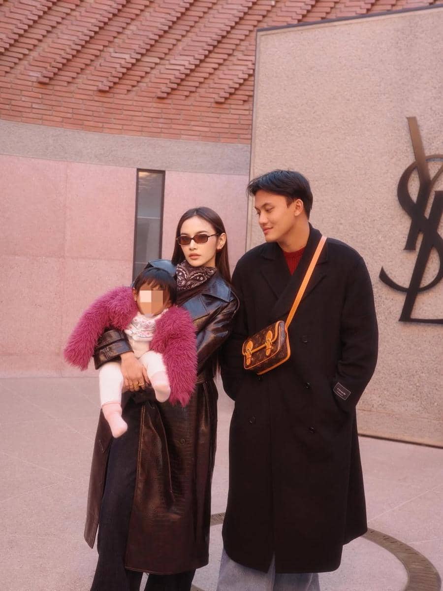 Mahalini berbalut leather coat saat momong Selina