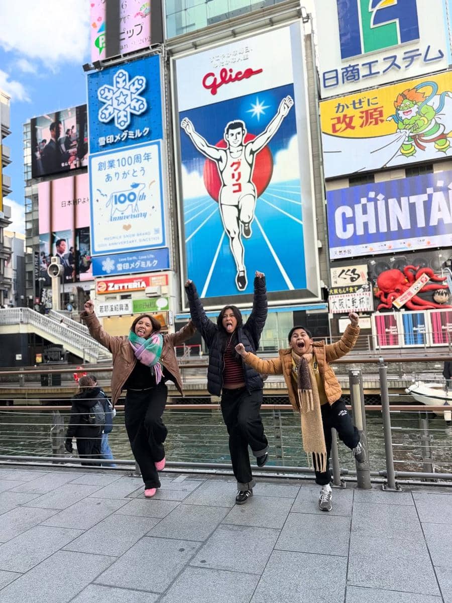 Keluarga Meisya Siregar jalan-jalan di Dotonbori.