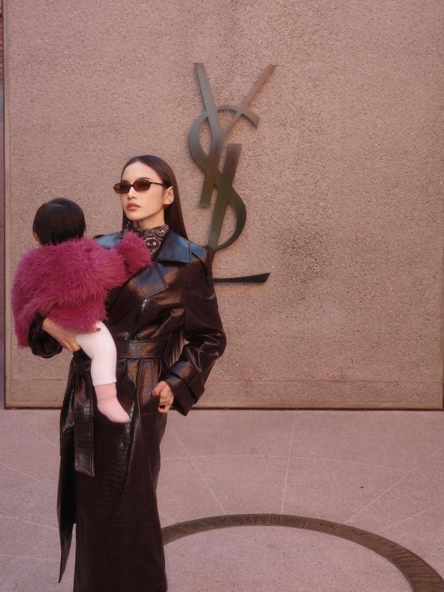 Mahalini berbalut leather coat saat momong Selina