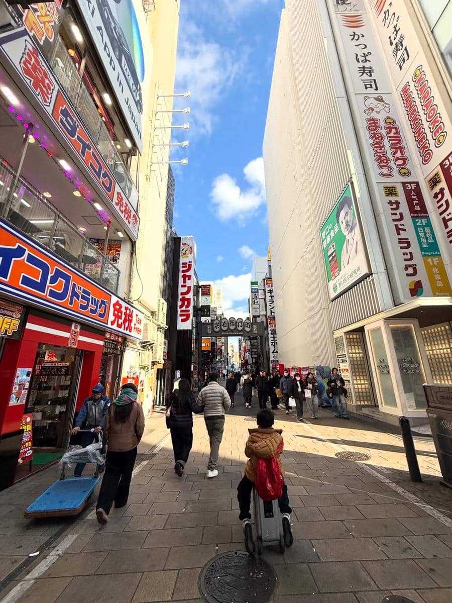 Keluarga Meisya Siregar jalan-jalan di Dotonbori.