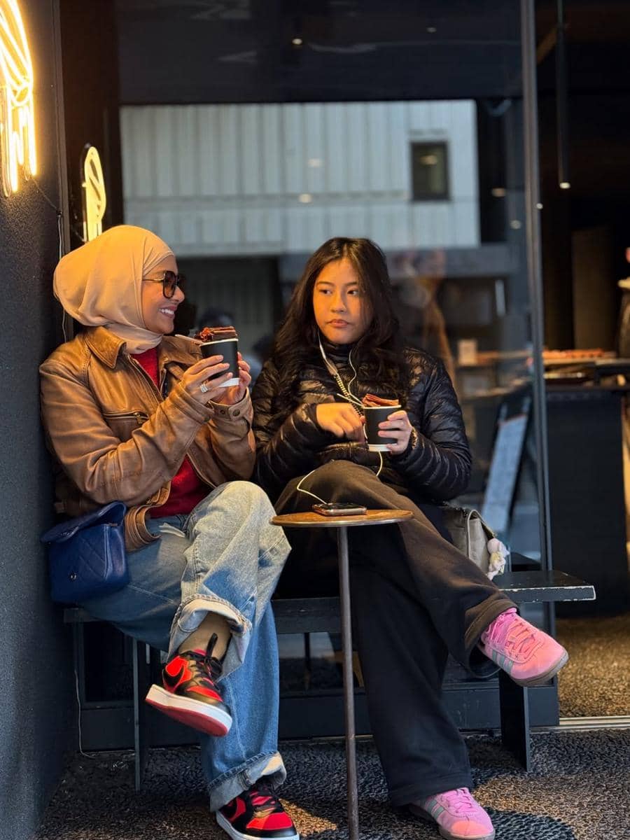 Keluarga Meisya Siregar jalan-jalan di Dotonbori.