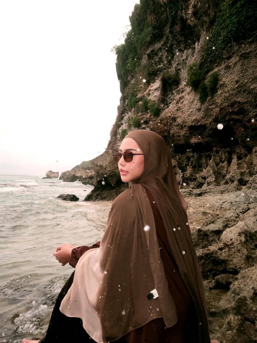 Dara Arafah Main di Pantai Suluban, Bali.