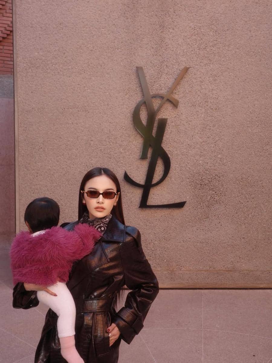 Mahalini berbalut leather coat saat momong Selina