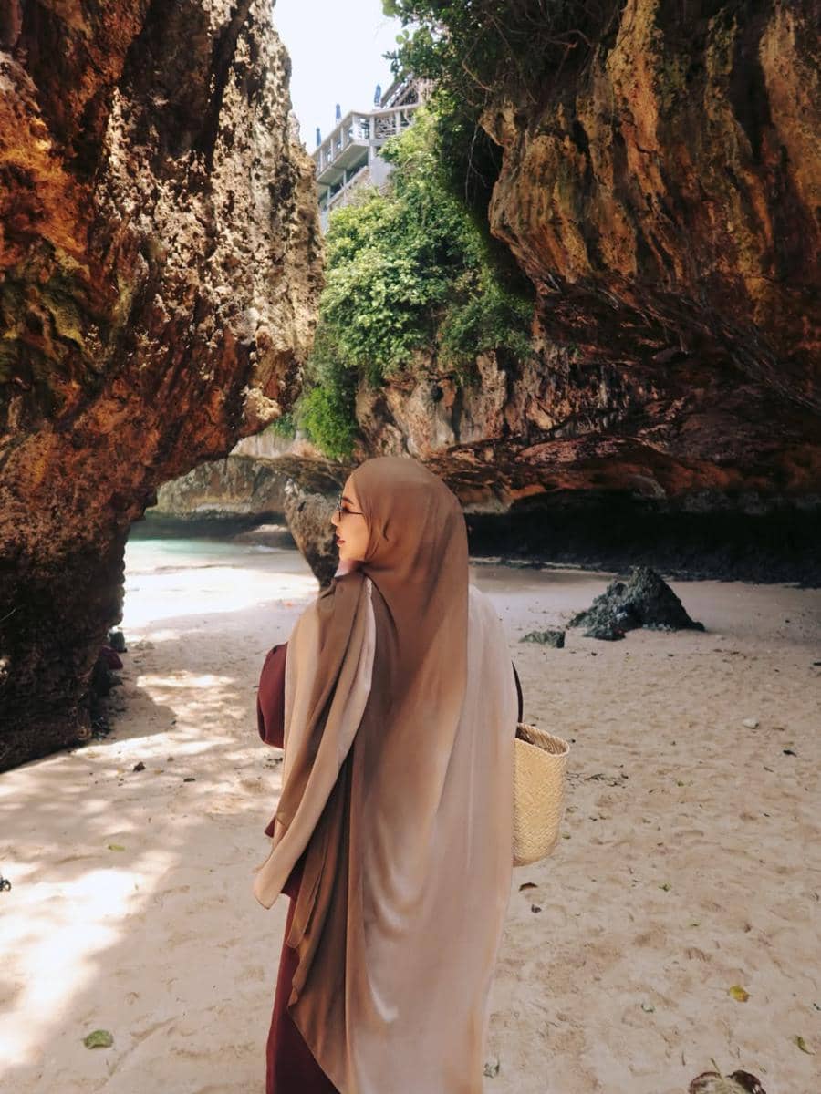 Dara Arafah Main di Pantai Suluban, Bali.