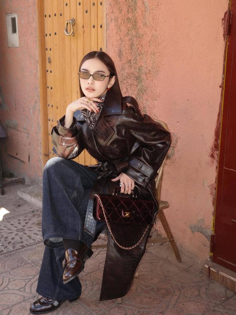 Mahalini berbalut leather coat saat momong Selina