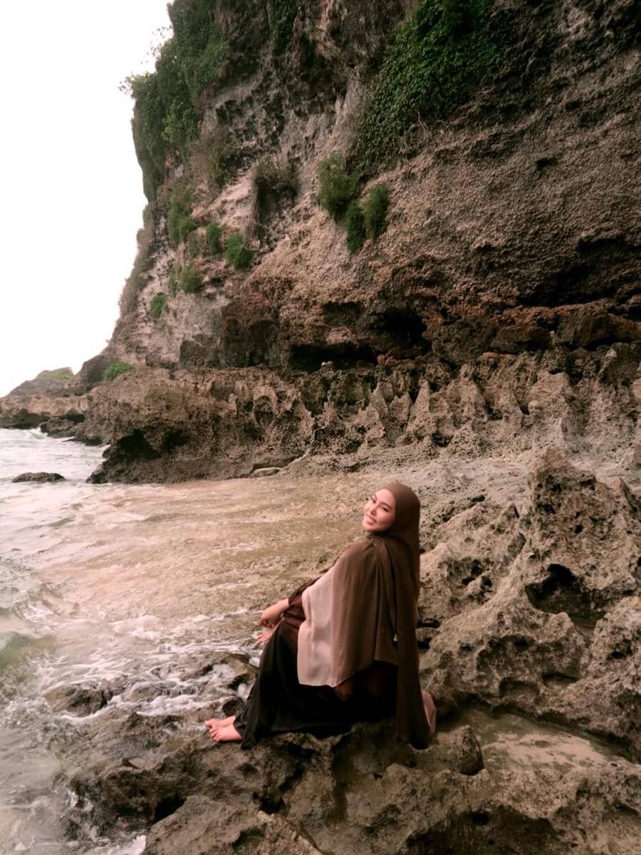 Dara Arafah Main di Pantai Suluban, Bali.