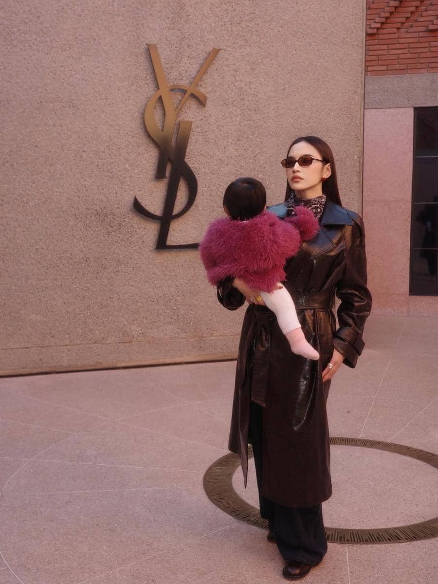 Mahalini berbalut leather coat saat momong Selina