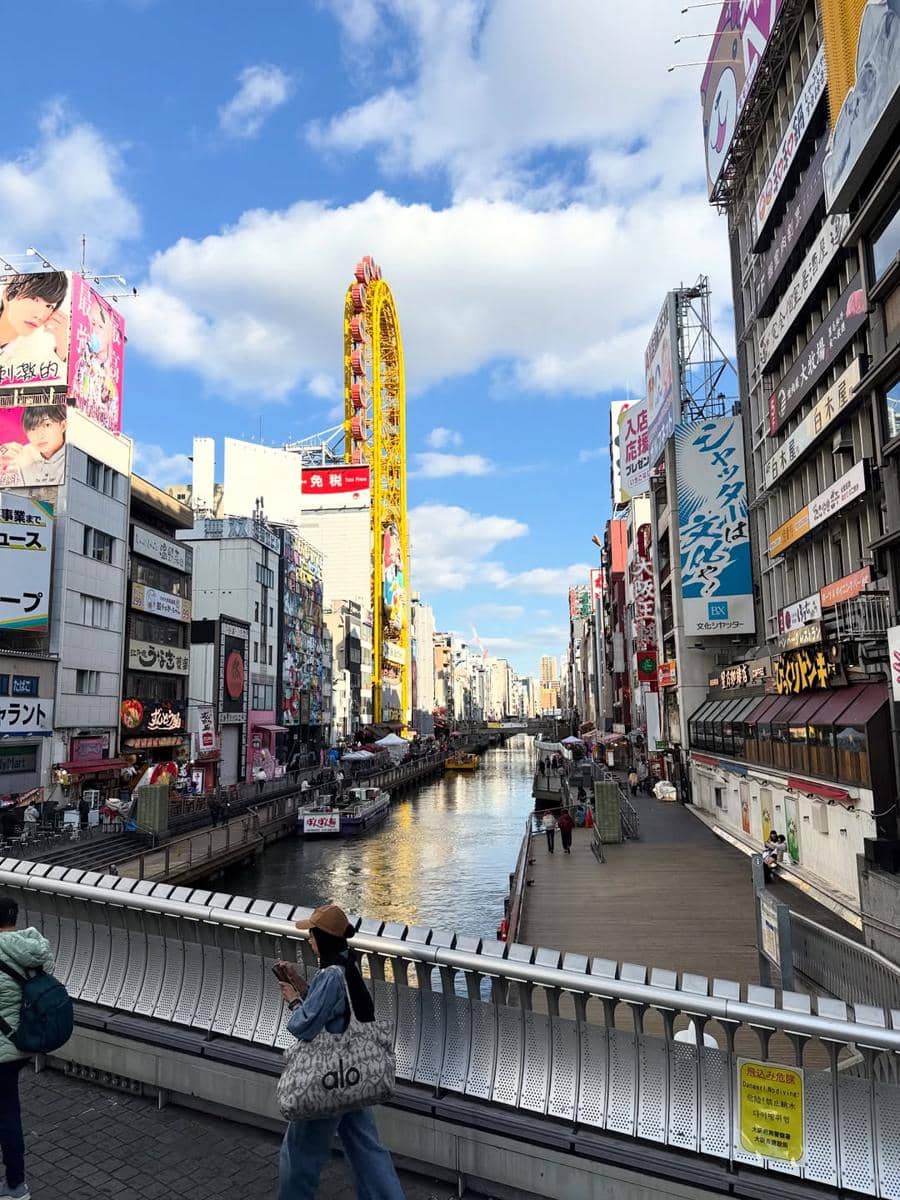 Keluarga Meisya Siregar jalan-jalan di Dotonbori.