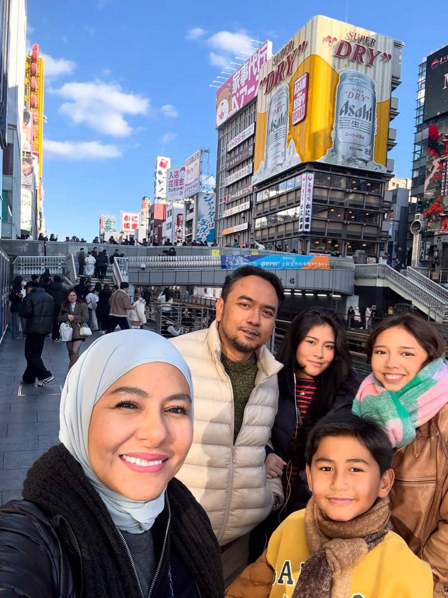Keluarga Meisya Siregar jalan-jalan di Dotonbori.