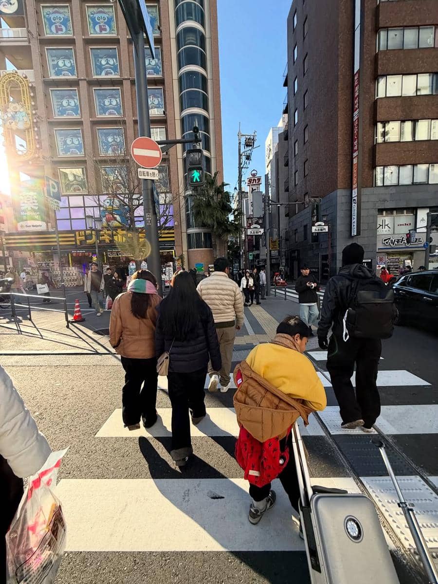 Keluarga Meisya Siregar jalan-jalan di Dotonbori.
