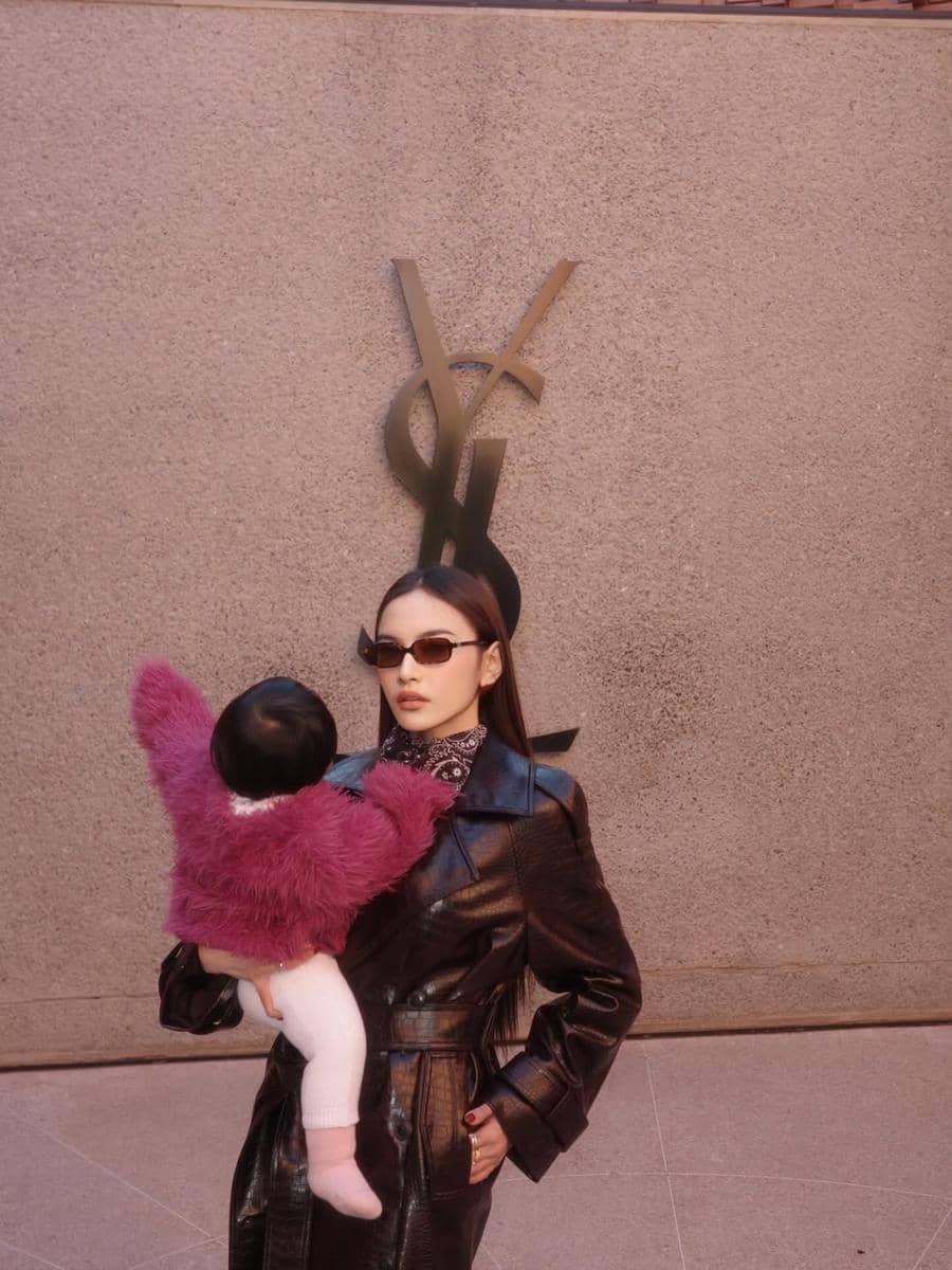 Mahalini berbalut leather coat saat momong Selina