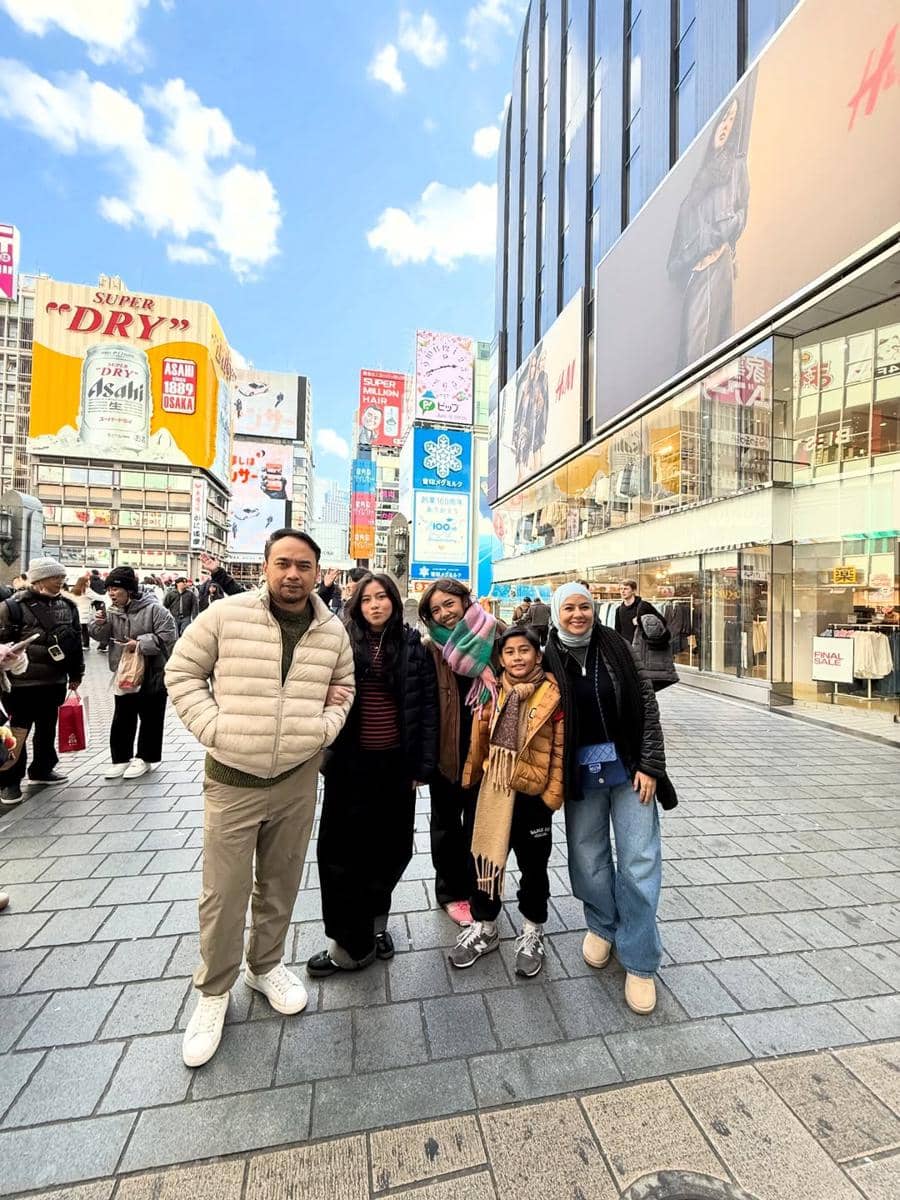 Keluarga Meisya Siregar jalan-jalan di Dotonbori.