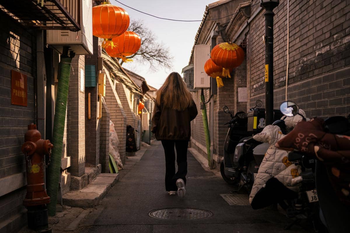 ilustrasi solo traveler perempuan