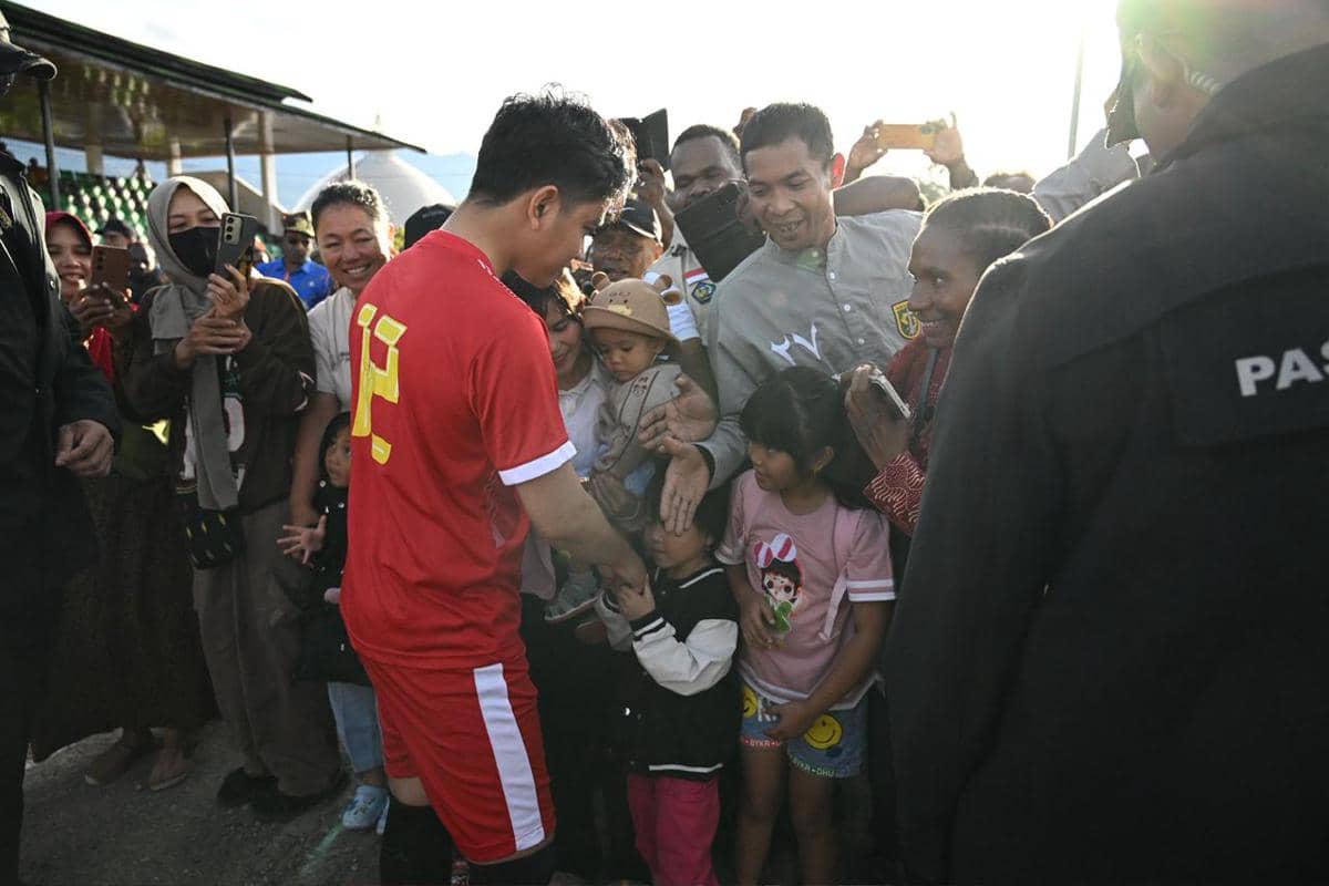 Kala Gibran Main Bola Bareng Anak-anak di Wamena Papua Pegunungan
