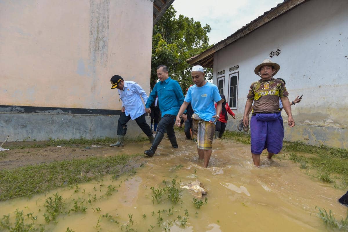 Gubernur NTB Lalu Muhamad Iqbal bersama Bupati Lobar Lalu Ahmad Zaini meninjau daerah terdampak banjir di Kecamatan Sekotong.