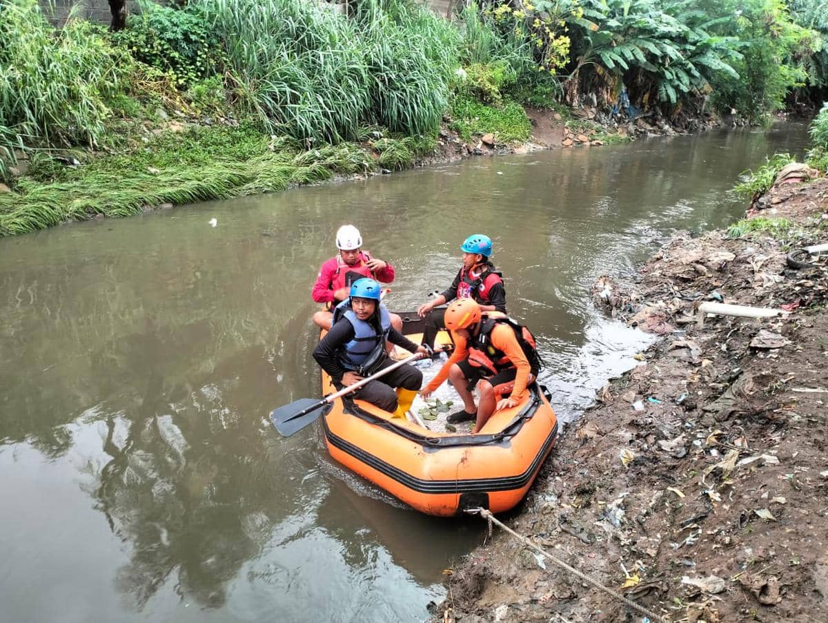 Proses pencarian korban tenggelam di Bekasi. 