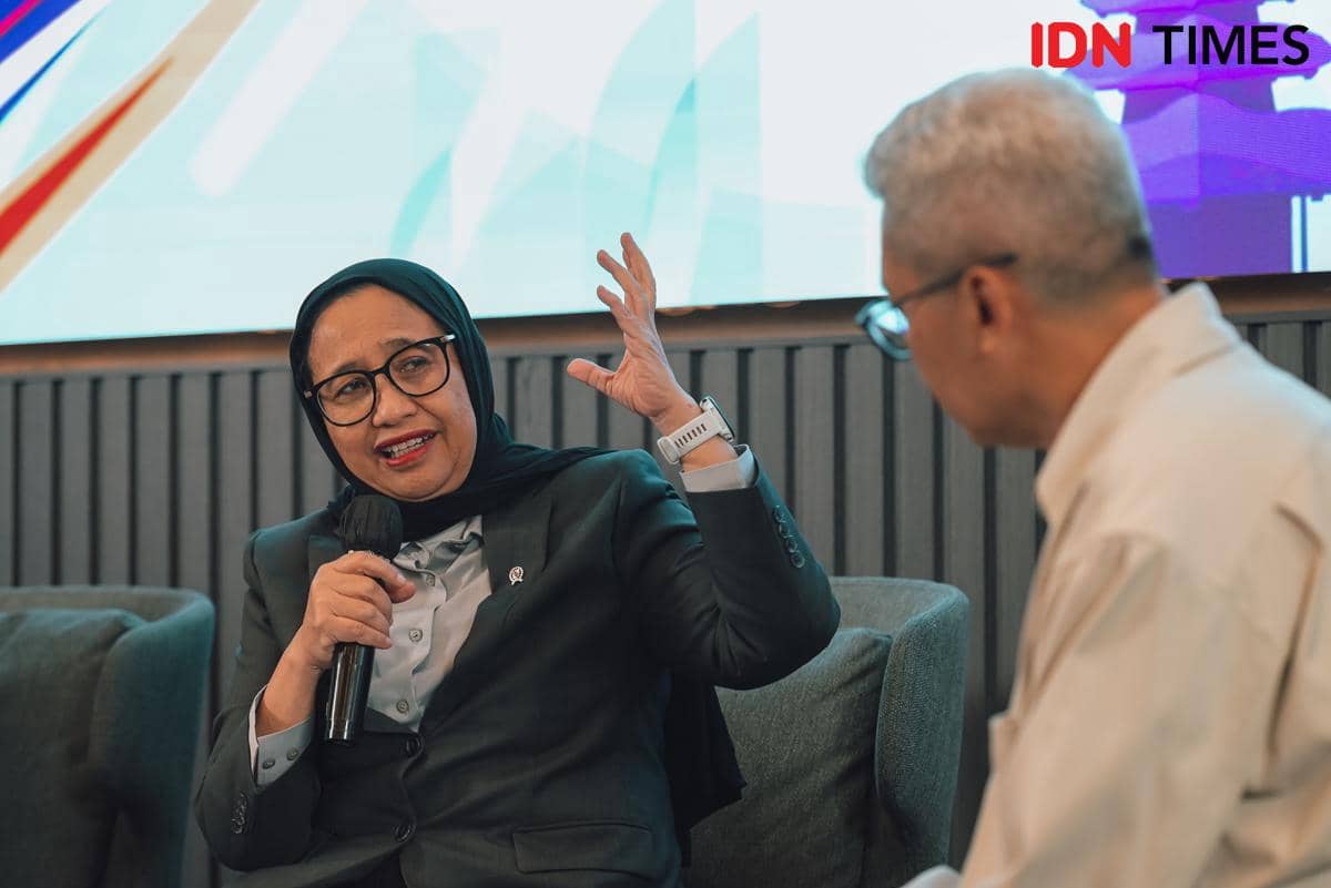 Wakil Kepala Badan Gizi Nasional (BGN) Nanik S. Deyang (kiri) di acara Semangat Awal Tahun 2026 by IDN Times sesi "Nutrisi Sehat, Ekonomi Lokal Melesat" pada Rabu (14/1/2026) di IDN HQ. (IDN Times/Herka Yanis)