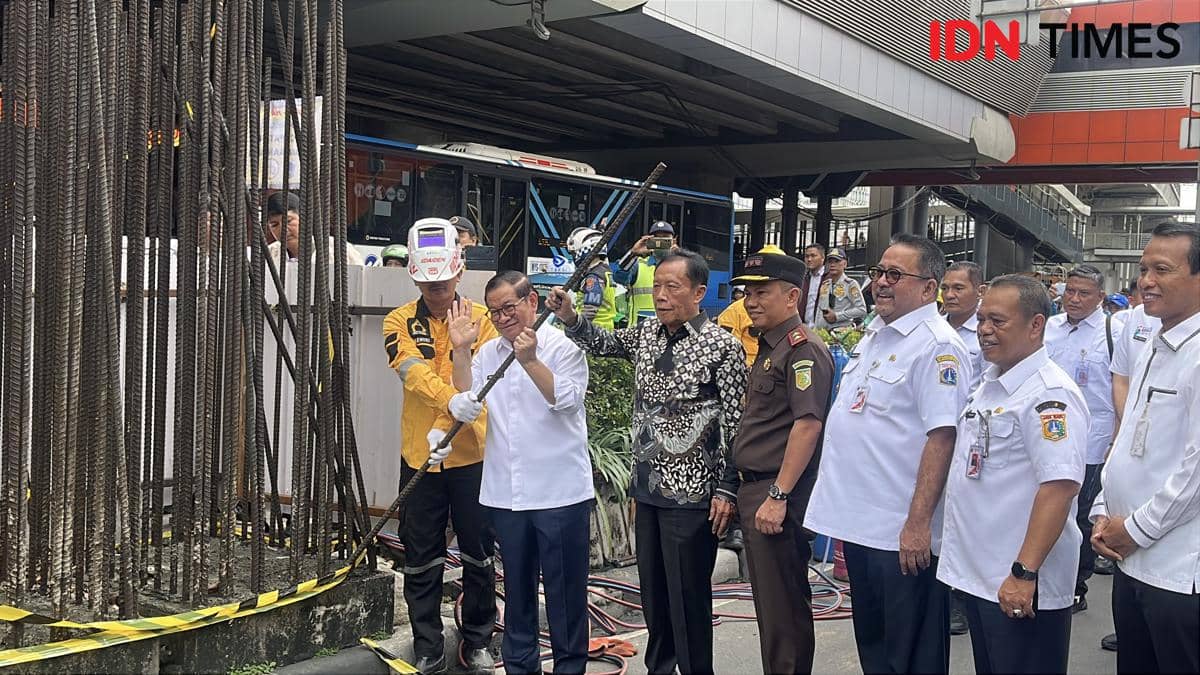 Potret Pramono saat mengangkat tiang monorel pertama yang berhasil dibongkar (IDN Times/Anggia Leksa)