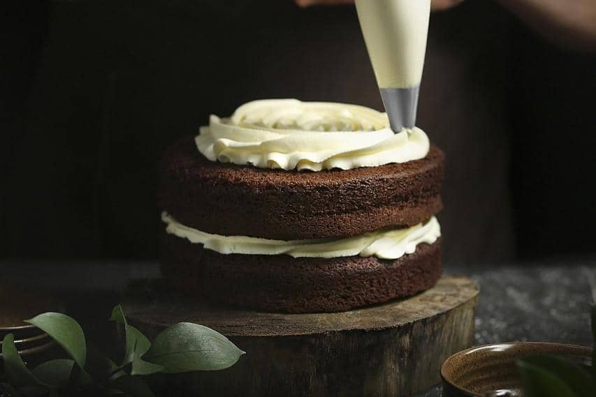 Potret melapisi cake dengan krim