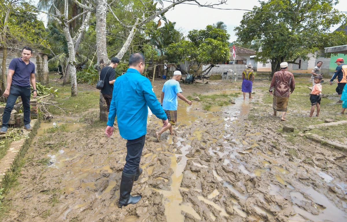 Gubernur NTB Lalu Muhamad Iqbal saat meninjau daerah terdampak banjir di Kecamatan Sekotong Lombok Barat.