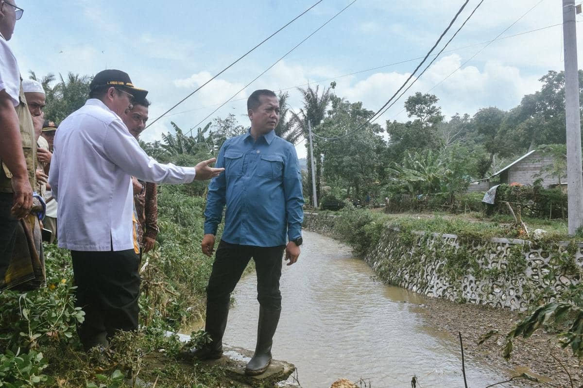 Gubernur NTB Lalu Muhamad Iqbal meninjau daerah aliran sungai yang dangkal. 