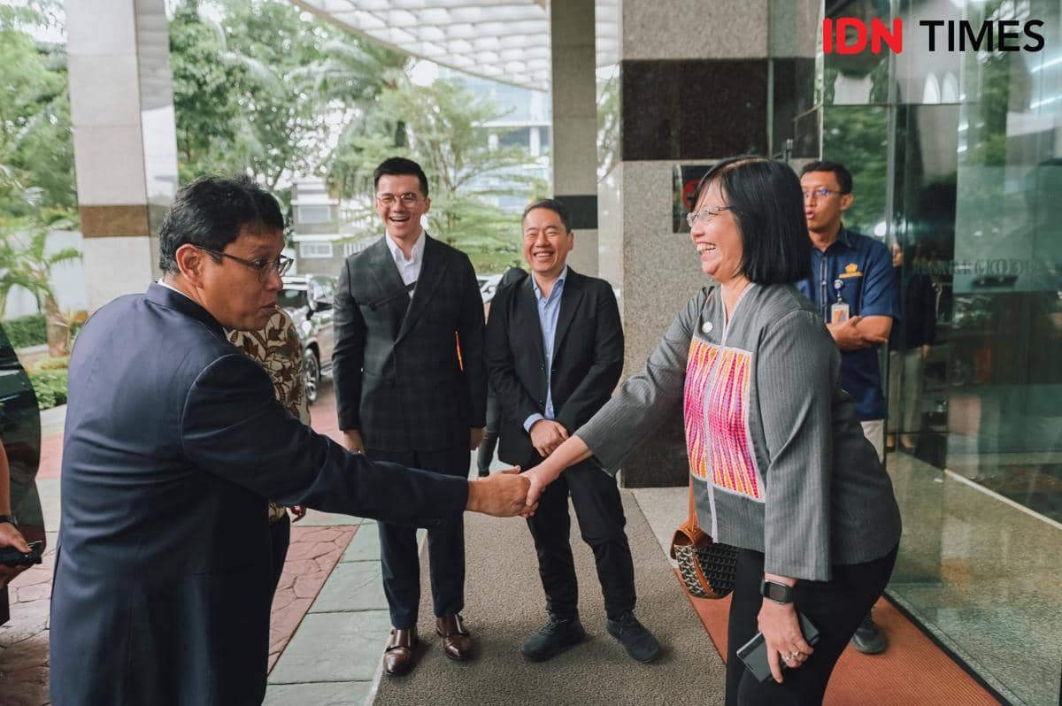 Pemimpin Redaksi IDN Times Uni Lubis saat menyambut kedatangan Menteri Keuangan Purbaya Yudhi Sadewa menjelang acara Semangat Awal Tahun 2026 di gedung IDN HQ, Jakarta Selatan, Rabu (14/1/2026).