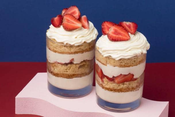 Cake dan krim dessert glass