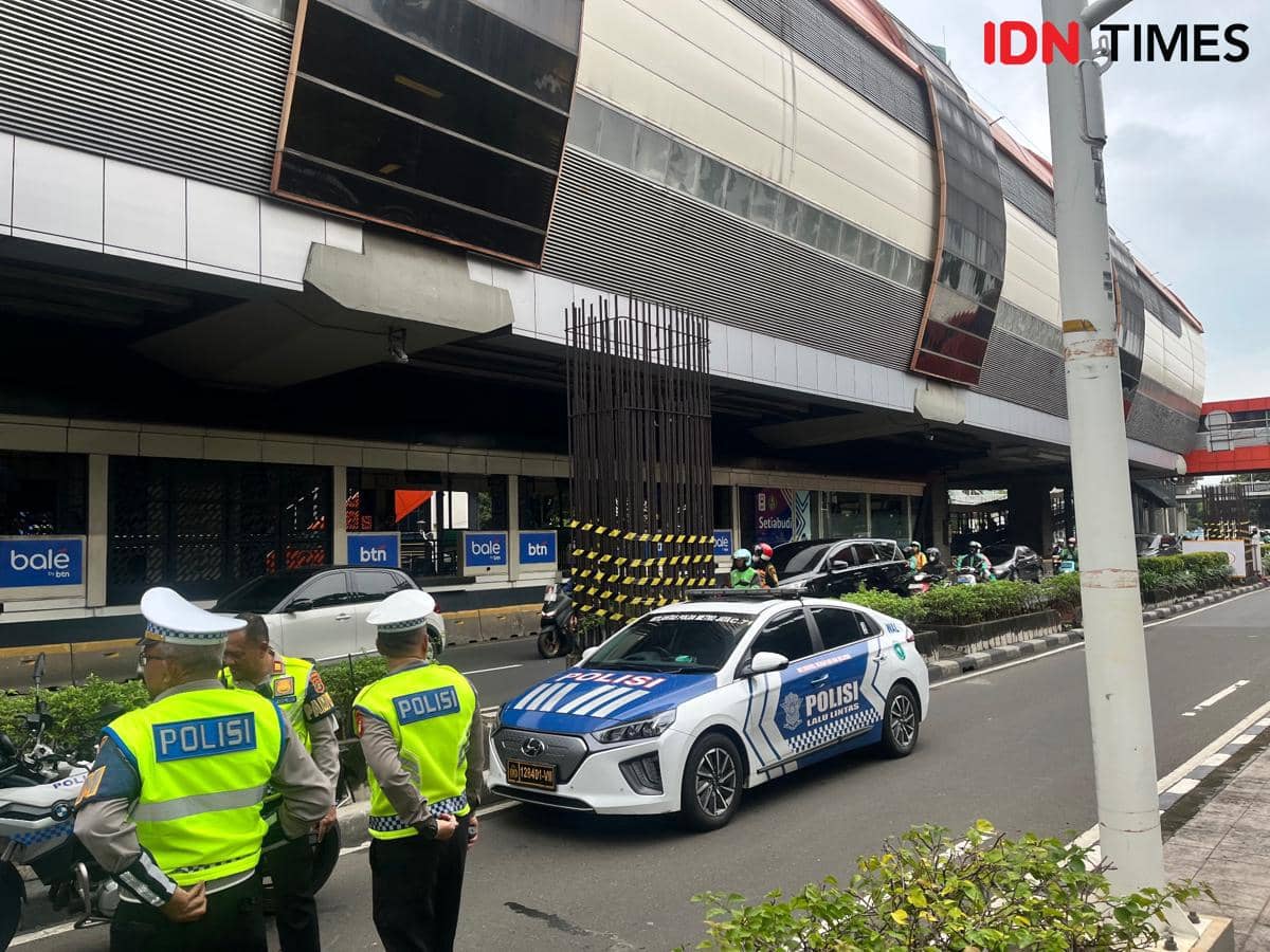 DKI Jakarta mulai bongkar tiang monorel di depan Stasiun LRT Setiabudi, kawasan Rasuna Said, Kuningan, Jakarta Selatan 