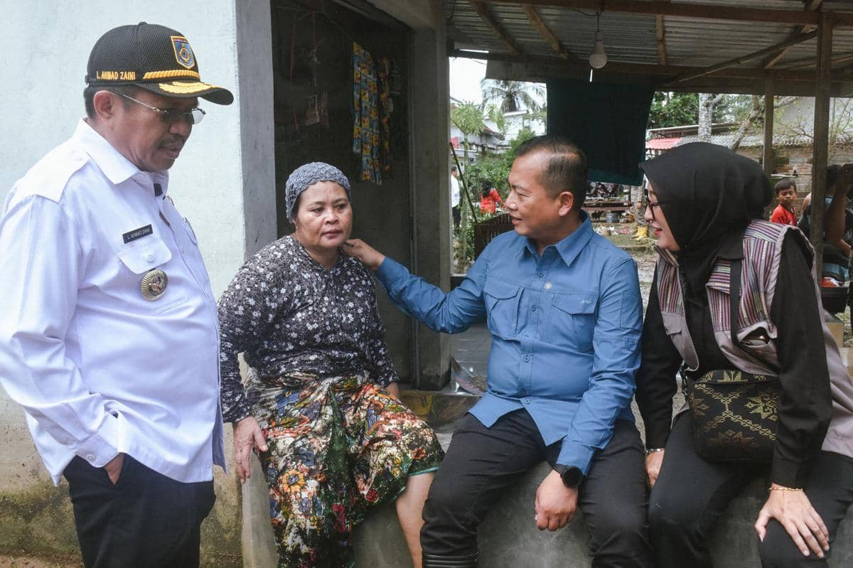 Gubernur NTB Lalu Muhamad Iqbal berbincang dengan warga terdampak banjir di Kecamatan Sekotong Lombok Barat.