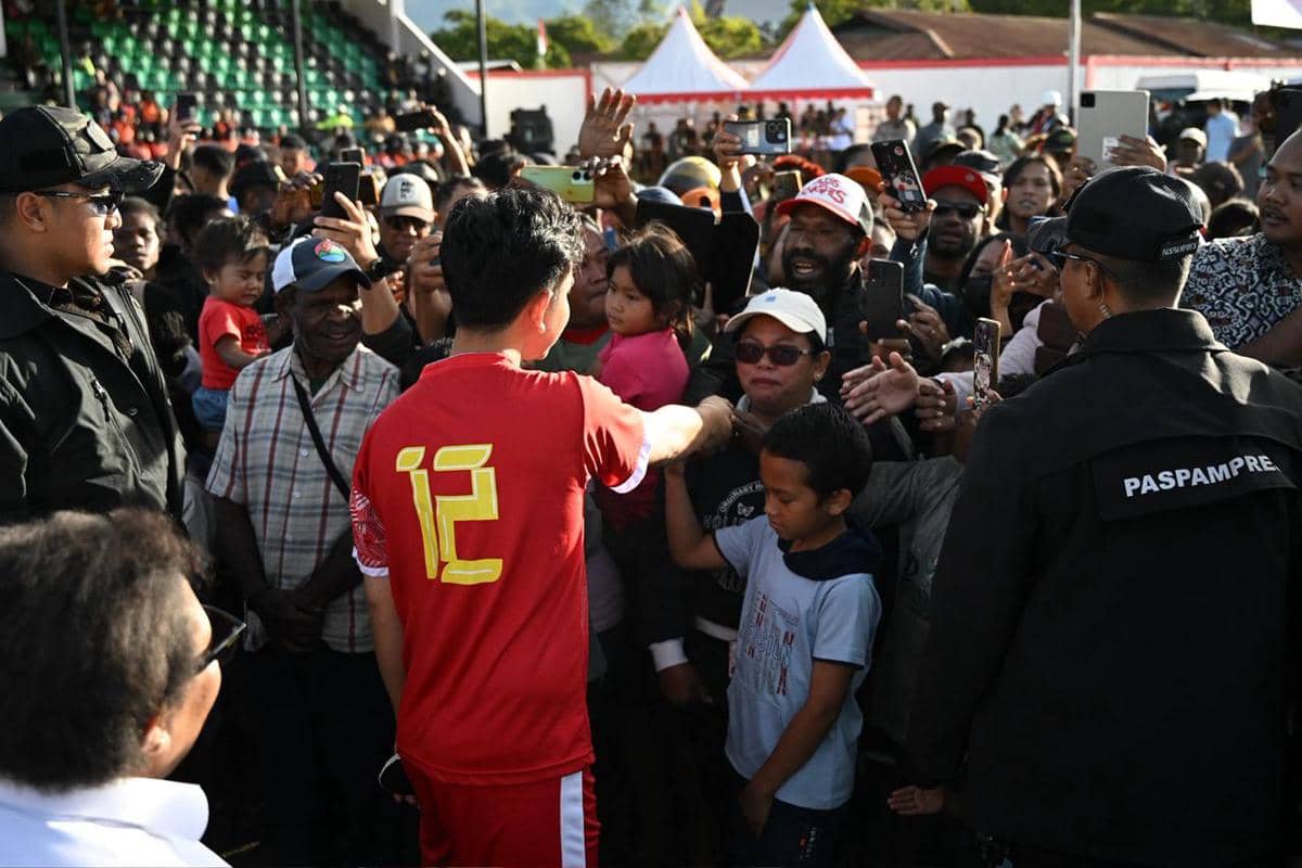 Kala Gibran Main Bola Bareng Anak-anak di Wamena Papua Pegunungan