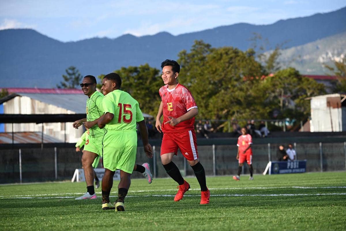 Kala Gibran Main Bola Bareng Anak-anak di Wamena Papua Pegunungan