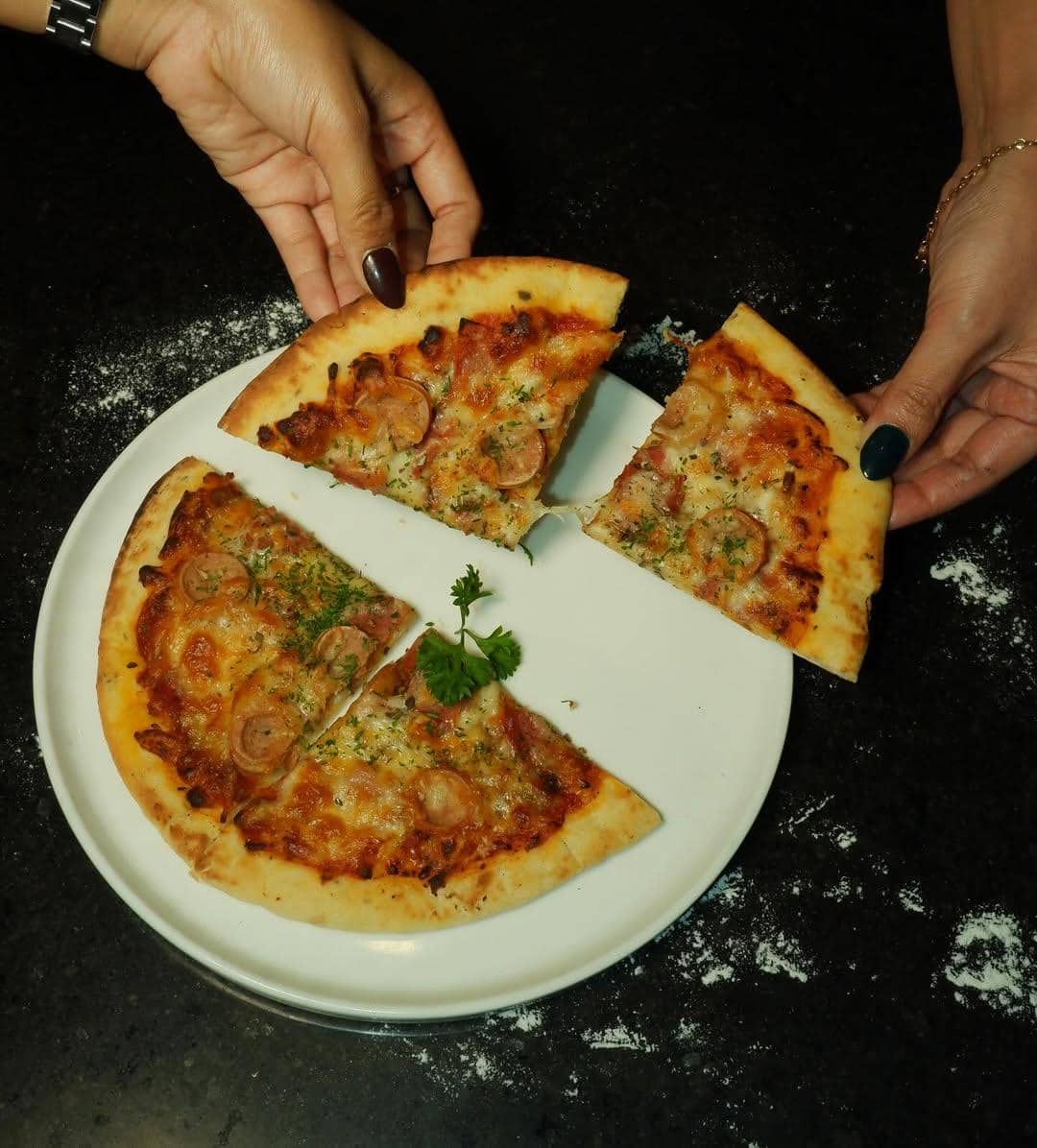 Potret menu Pizza Meat Lovers di Lesung Pipi Solo