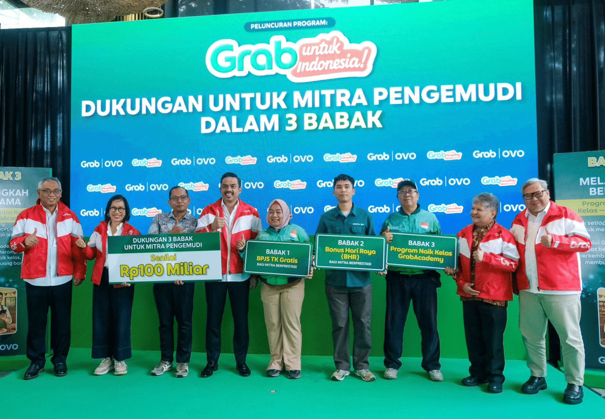 Neneng Goenadi, CEO Grab Indonesia (dua dari kiri) menyerahkan simbolis pemberian dukungan untuk Mitra Pengemudi dalam tiga babak kepada Yodhi M. Ahyad, Pirman Simbolon, Agus Kurniawan, dan Fera Ryma sela.png