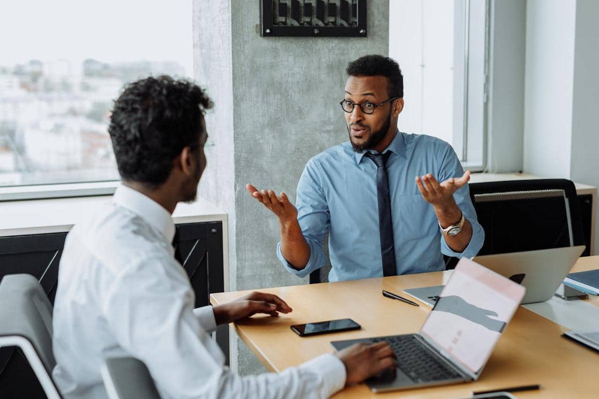 menjawab komplain pelanggan