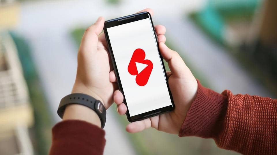 ilustrasi membuka YouTube Shorts lewat smartphone