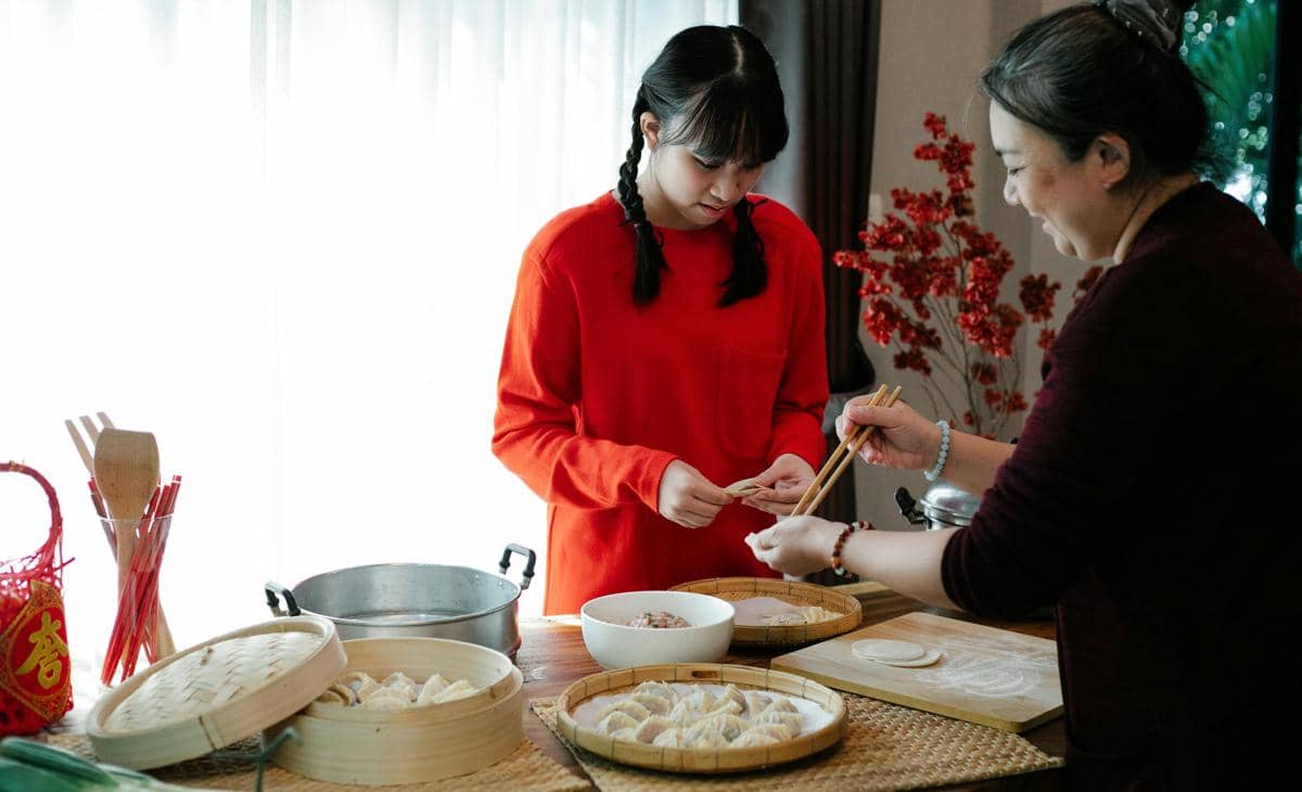 ilustrasi membuat pangsit 