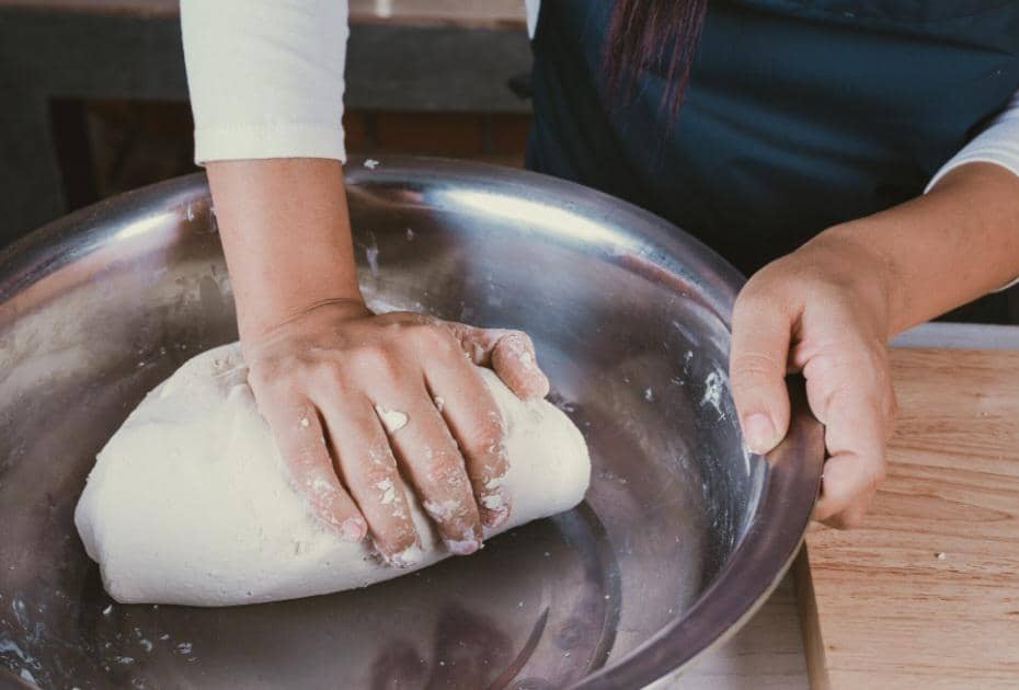 ilustrasi proses pengulenan adonan